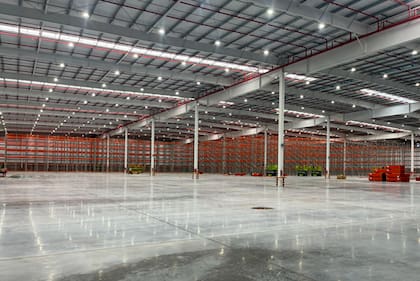 El nuevo complejo logístico cuenta con una superficie de 35.000 m2 y una capacidad para 35.000 posiciones de racks.