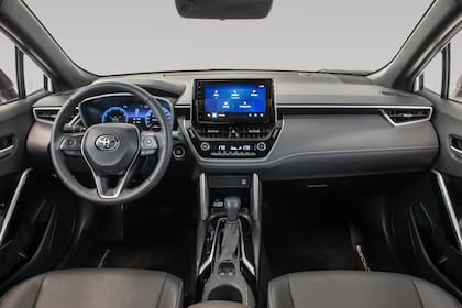 El nuevo Corolla Cross recibió cambios en su interior, como el freno de estacionamiento electrónico