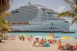 Cómo es por dentro un crucero de última generación, con un tobogán que bate récords, hamacas colgando al mar y 22 pisos