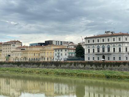 El nuevo "cubo negro" de Florencia, visto desde el otro lado del Arno