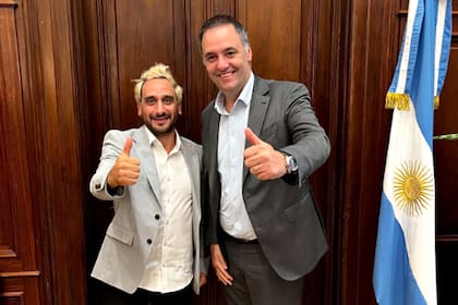 El nuevo director de Paka Paka, Wally Gómez, con Manuel Adorni