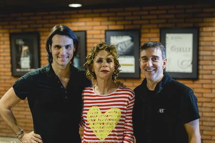 El nuevo director del BNS Igor Yebra, la diseñadora Agatha Ruiz de la Prada y Julio Bocca