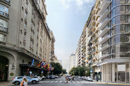 El nuevo edificio se encuentra en la esquina de Alvear y Ayacucho, frente al Hotel Alvear