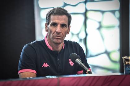 El nuevo entrenador argentino Stade Francais, Gonzalo Quesada, da una conferencia de prensa para su presentación oficial, el 30 de junio de 2020 en el estadio Jean-Bouin de París, antes de la temporada 2020-21 del campeonato francés de los 14 mejores del rugby.