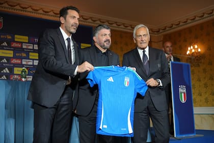 El nuevo entrenador de la selección de Italia Gennaro Gattuso posa con el presidente de la Federación de Italia Gabriel Gravina y el exjugador Gianluigi Buffon, el día de su presentación