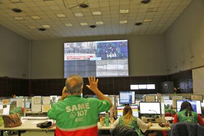 En el videowall de la sede central del SAME en la calle Monasterio de Parque Patricios, los operadores pueden monitorear en tiempo real la ubicación de cada ambulancia con no más de un metro de diferencia