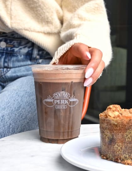 El nuevo establecimiento ofrecerá una experiencia inmersiva con un diseño moderno, con la icónica “Orange Sofa Room” y un menú de café inspirado en la serie (Foto: Instagram @centralperk)