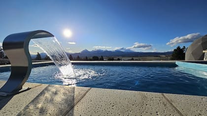 El nuevo glamping tiene pileta frente a la cordillera.