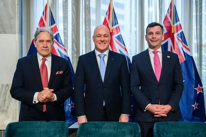 El nuevo gobierno de coalición está formado por el partido National del primer ministro Chris Luxon (centro) y sus socios Winston Peters (izquierda), líder del partido New Zealand First, y David Seymour (derecha), líder del partido Act.