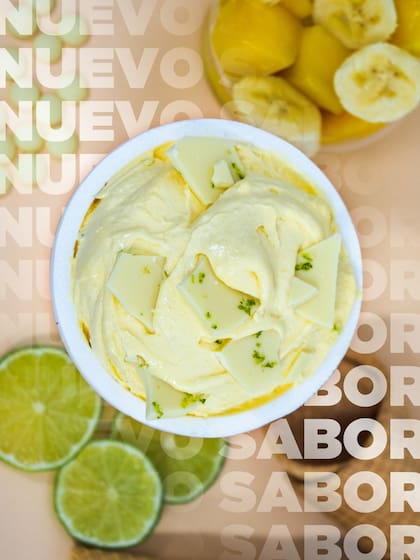 El nuevo gusto combina mango, banana, lajas de chocolate blanco y ralladura de lima (Foto: Instagram @heladerosartesanales)