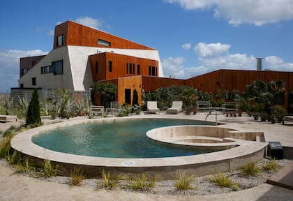 El nuevo hotel boutique de Los Acantilados recibirá hoy a los primeros huéspedes