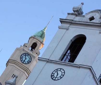 El proyecto de ley propone atrasar los relojes una hora el 1 de abril de 2026 y volver a adelantarlos en septiembre