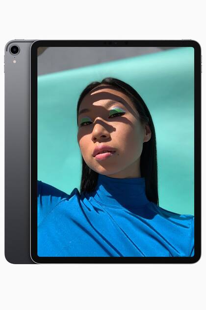 El nuevo iPad Pro estará en versiones de 11 y 12,9 pulgadas; el sistema de reconocimiento facial FaceID está en el marco de la pantalla; la cámara trasera es de 12 megapixeles