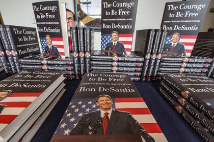El nuevo libro del gobernador republicano de Florida, Ron DeSantis, "El coraje de ser libre”, se pone a la venta en la Biblioteca Presidencial Ronald Reagan en Simi Valley, California, el domingo 5 de marzo de 2023.