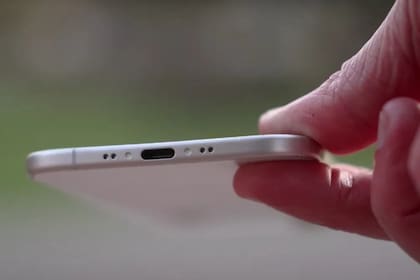 El nuevo modelo de iPhone 17 tendrá menos orificios de altavoces