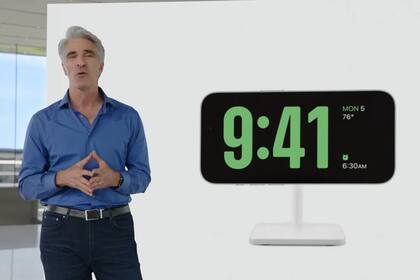 El nuevo modo Stand By para iOS 17 cuando el teléfono no está en uso y cargándose