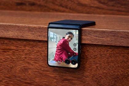 El nuevo Moto Razr 50 Ultra tiene una pantalla externa de 4 pulgadas que cubre toda la tapa del celular