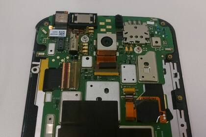 El nuevo Moto X ahora tiene una estructura de metal, y usa los bordes de antena, como el iPhone