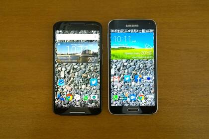 El nuevo Moto X es apenas más compacto que el Galaxy S5, pero tiene una pantalla un poco más grande (5,2 contra 5,1 pulgadas)