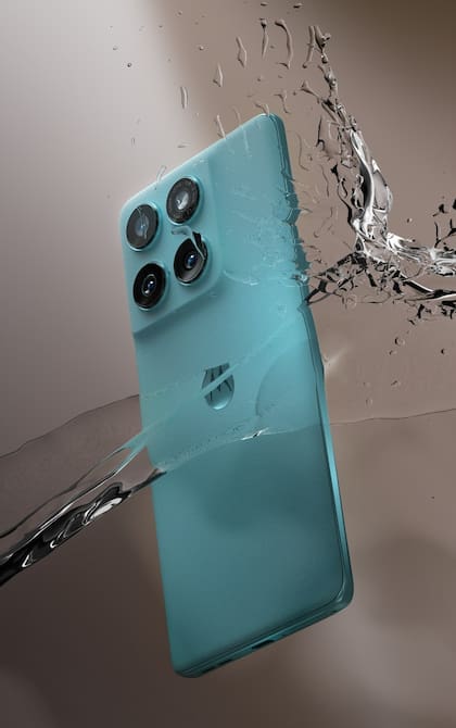 El nuevo Motorola Edge 60 Fusion tiene certificación IP69: soporta media hora bajo 1,5 mts de agua, o el impacto directo de chorros de agua