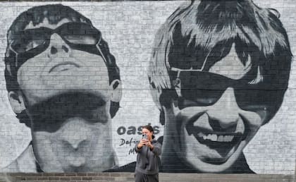 El nuevo mural consagrado a Noel y Liam Gallagher que fue descubierto este martes en Manchester