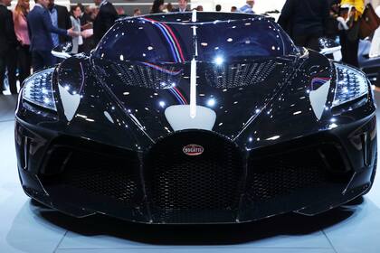 El nuevo Bugatti "La Voiture Noire" se muestra en el 89º Salón Internacional del Automóvil de Ginebra en Ginebra, Suiza, el 5 de marzo. El auto, designado el más caro en la historia de la industria, ya tiene dueño.