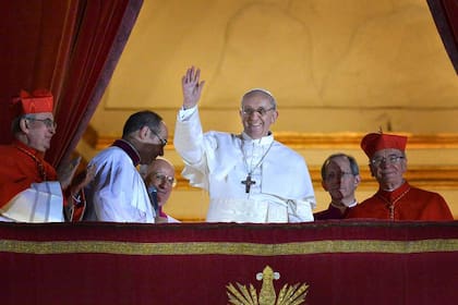 El nuevo Papa, Jorge Bergoglio saluda a los fieles