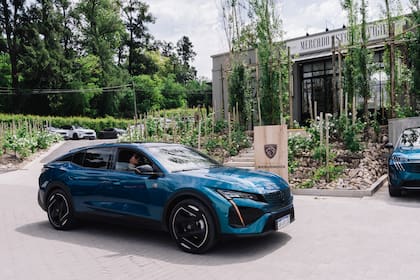 El nuevo Peugeot 408 completa la trilogía del alta gama de la marca.