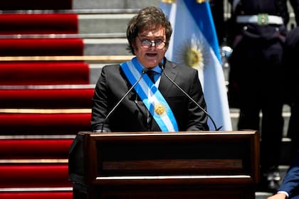 El nuevo presidente de Argentina, Javier Milei, pronuncia un discurso después de jurar durante su ceremonia de toma de posesión frente al Congreso en Buenos Aires el 10 de diciembre de 2023