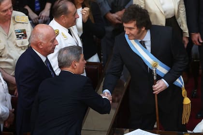 El nuevo presidente de Argentina, Javier Milei (R), es recibido por el Presidente de la Corte Suprema de Argentina, Horacio Rosatti, después de prestar juramento durante su ceremonia de inauguración en el Congreso en Buenos Aires el 10 de diciembre de 2023