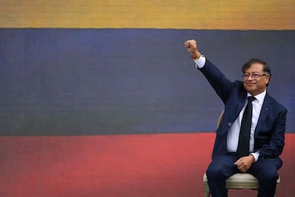 El nuevo presidente de Colombia, Gustavo Petro, gesticula durante su ceremonia de investidura en la plaza de Bolívar de Bogotá, el 7 de agosto de 2022.