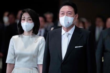 El nuevo presidente de Corea del Sur, Yoon Suk-yeol y su esposa, Kim Keon-hee, asisten a su ceremonia de investidura en la Asamblea Nacional de Seúl el 10 de mayo de 2022.
