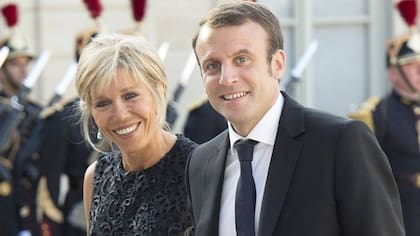 El nuevo presidente de Francia le respondió a quienes critican su relación con su esposa 25 años mayor