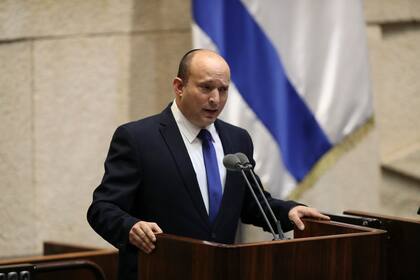 El nuevo primer ministro designado de Israel, Naftali Bennett, habla durante una sesión de la Knesset en Jerusalén el domingo 13 de junio de 2021