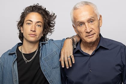 Actualmente, Jorge Ramos tiene un podcast junto a su hija Paola