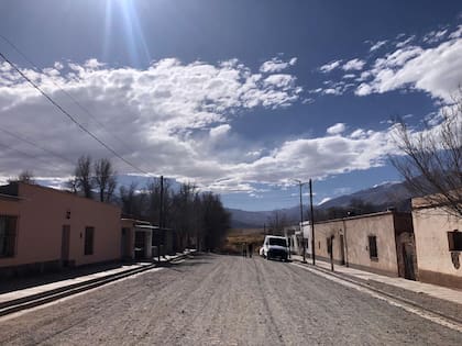 El nuevo pueblo de La Poma se encuentra a mitad de camino entre Cachi y San Antonio de los Cobres, a pocos metros de la Ruta 40.