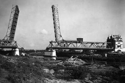 El nuevo Puente Alsina el 22 de abril de 1938: sus brazos extendidos alcanzan los 61 metros de altura.