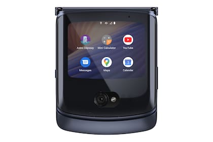 El nuevo Razr 5G tiene una pantalla externa de 2,7 pulgadas donde ver las notificaciones de Android; también permite el acceso rápido a algunas aplicaciones en esa pantalla