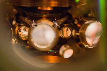 El nuevo reloj atómico usa dos termómetros (en el centro de la foto) para medir la temperatura de los átomos y así determinar el paso del tiempo