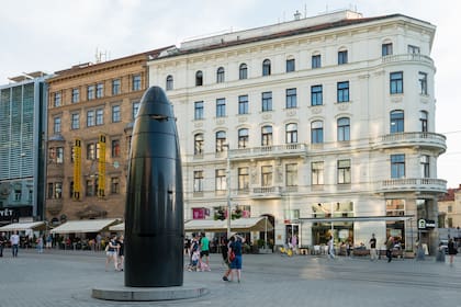 El nuevo reloj de granito negro con forma de proyectil en Brno