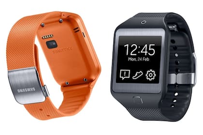 Los nuevos relojes tienen un sensor para medir el pulso (en la cara interna del reloj) y la cámara ahora está en el cuadrante y no en la correa