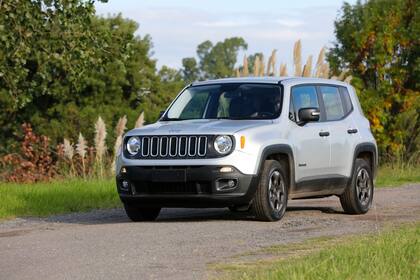 El nuevo Renegade hace honor a las líneas del viejo Willys, con la parrilla de barras verticales y los faros redondos clásicos
