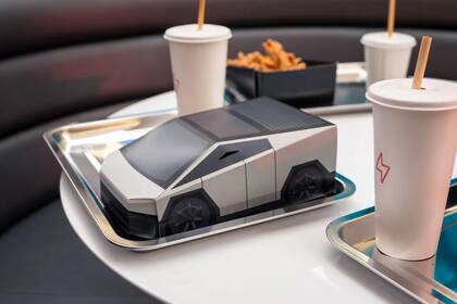 El nuevo restaurante de Elon Musk ofrece comida rápida y cajas en forma del Tesla Cybertruck (Web/Tesla)