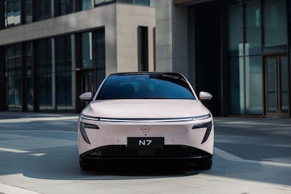 El nuevo sedán eléctrico Dongfeng Nissan N7 viene con una parrilla iluminada por 710 LED y una barra trasera OLED de 882 puntos de luz