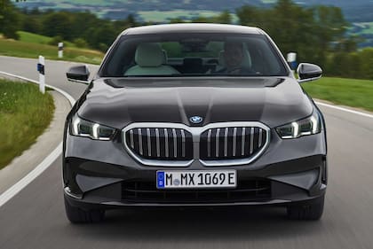 El nuevo Serie 5 de BMW es uno de los pocos del listado de finalistas que tiene versión a combustión