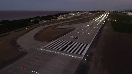 El nuevo sistema de balizamiento de categoría III ilumina la pista y mejora la seguridad, lo que permite operar en condiciones meteorológicas adversas