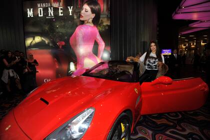 El nuevo tema fue presentado por su intérprete como una canción para "twerkear", con influencias de Cardi B, base de trap y muy inspirado en la escena de los Estados Unidos; según explicó, en la grabación del clip participaron unas 150 personas