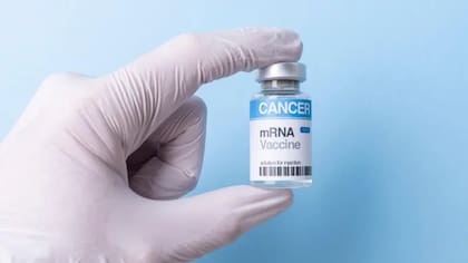 El nuevo tratamiento experimental consiste en una vacuna personalizada de ARN mensajero contra el tumor de cada paciente
