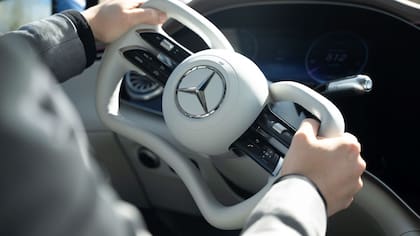 El nuevo volante cortado que introducirá Mercedes Benz