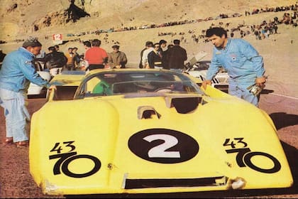 El Numa-Dodge de Carlos Marincovich preparado para una carrera en el autódromo El Zonda, de San Juan, en 1970; el auto fue encontrado destrozado en 2013 y se lo restauró.